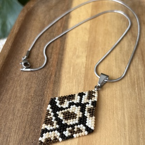 Kígyómintás medál gyöngyből - ékszer - nyaklánc - medál - Meska.hu