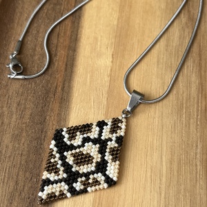 Kígyómintás medál gyöngyből, Ékszer, Nyaklánc, Medál, Ékszerkészítés, Gyöngyfűzés, gyöngyhímzés, MESKA