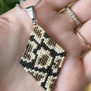 Kígyómintás medál gyöngyből - ékszer - nyaklánc - medál - Meska.hu