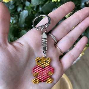 Szívecskés maci kulcstartó gyöngyből - táska & tok - kulcstartó & táskadísz - kulcstartó - Meska.hu