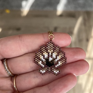 Barnás árnyalatú kagyló medál gyöngyből - ékszer - nyaklánc - medálos nyaklánc - Meska.hu