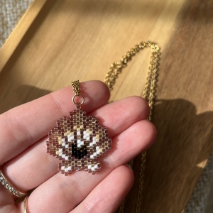 Barnás árnyalatú kagyló medál gyöngyből - Meska.hu