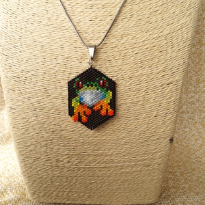 Béka medál, Ékszer, Nyaklánc, Medálos nyaklánc, Gyöngyfűzés, gyöngyhímzés, Miyuki gyöngyből, téglaöltés technikával készített medál. 4,2x3,2 cm a nagysága.  A fém lánc és egy..., MESKA