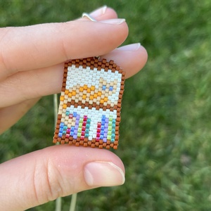 Vörös cica a könyvespolcon gyöngymedál, Ékszer, Nyaklánc, Medálos nyaklánc, Gyöngyfűzés, gyöngyhímzés, MESKA