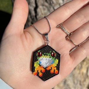 Béka medál, Ékszer, Nyaklánc, Medálos nyaklánc, Gyöngyfűzés, gyöngyhímzés, MESKA