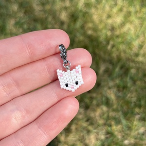 Fehér kiscica charm, Ékszer, Karkötő, Charm karkötő, Ékszerkészítés, MESKA