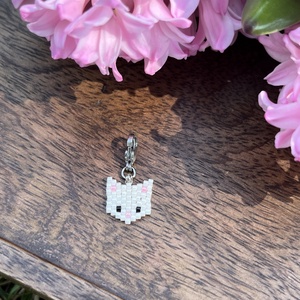 Fehér kiscica charm - ékszer - karkötő - charm karkötő - Meska.hu