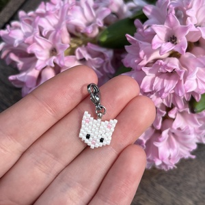 Fehér kiscica charm - ékszer - karkötő - charm karkötő - Meska.hu