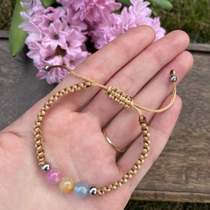 Bézs fonott karkötő pasztell színű ásvány gyöngyökkel (állítható méret) - ékszer - karkötő - fonott karkötő - Meska.hu