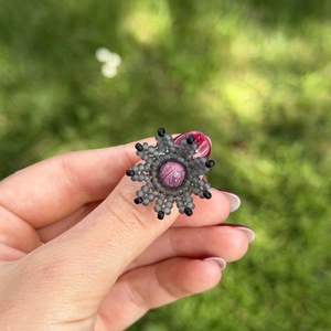 Szürke mandala gyűrű, rózsaszín ásvánnyal (állítható méretű) - ékszer - gyűrű - gyöngyös gyűrű - Meska.hu