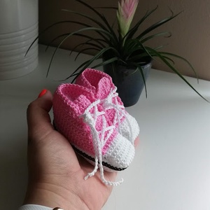 Horgolt babacipő, Converse típusú - Meska.hu