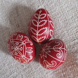 Húsvéti pirostojás. Háromszéki népművészeti mintával díszítve. A minták változatosak.  - Meska.hu