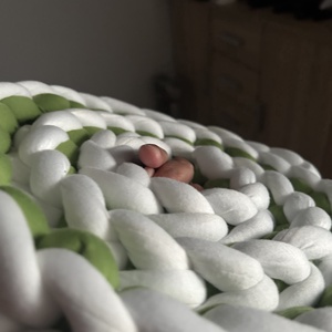 Kézzel készült horgolt ágyrács védő-zöld - fehér  - baba - mama - baba ágynemű - rácsvédő & baldachin - Meska.hu