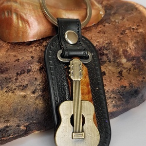 Fekete bőr kulcstartó gitárdiszítéssel. - ékszer - ékszerszett - Meska.hu