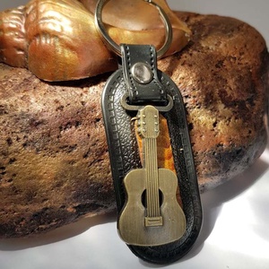 Fekete bőr kulcstartó gitárdiszítéssel. - ékszer - ékszerszett - Meska.hu