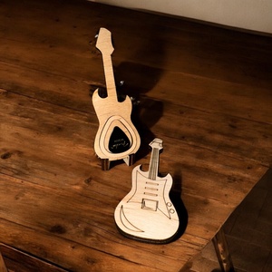 Egyedi gitár alakú pengetőtartó - ballagásra - otthon & életmód - dekoráció - asztal és polc dekoráció - zenedoboz - Meska.hu