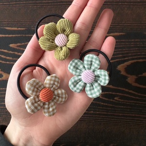 Nőnapi virág hajgumi ajándék - esküvő - hajdísz - hajtű - Meska.hu