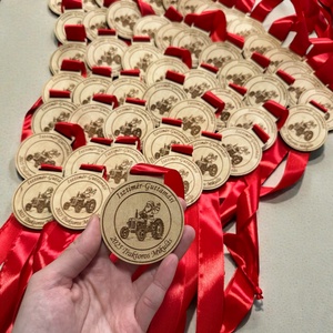 Egyedi grafikás, feliratos érem - otthon & életmód - dekoráció - fali és függő dekoráció - éremtartó - Meska.hu