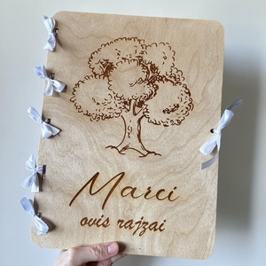 Egyedi gravírozott rajztartó � A4 méretben - baba - mama - babaszobabútor - játéktároló - Meska.hu