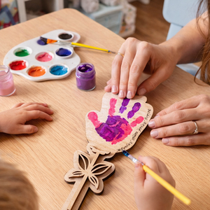 Kézlenyomatos örökvirág Anyák napjára � egyedi névvel, választható mintával, festhető ajándék gyerekeknek - Meska.hu