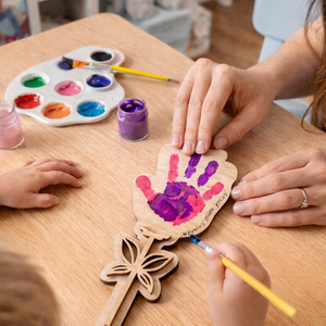 Kézlenyomatos örökvirág Anyák napjára � egyedi névvel, választható mintával, festhető ajándék gyerekeknek - kellékek & szerszámok - dekorációs kellékek - virágfej - Meska.hu