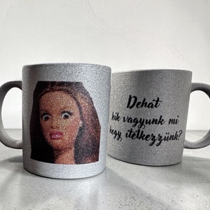 Dehát kik vagyunk mi, hogy ítélkezzünk? x Barbie bögre, Otthon & Életmód, Konyhafelszerelés, tálalás, Tálalás, Bögre & Csésze, , Van az a pillanat, amikor már a Barbie-nak is elkerekedik a szeme! ? 

✨ Csillogós, ezüst bögre
? I..., MESKA
