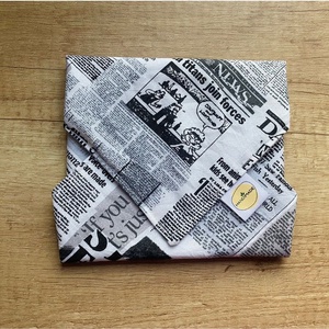 Élelmiszerbiztos újraszalvéta - újságmintás  - Meska.hu