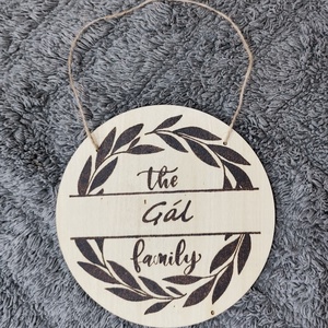 Akasztós ajtódísz családnévvel, Otthon & Életmód, Dekoráció, Ajtó- és ablak dekoráció, Ajtódísz & Kopogtató, Gravírozás, pirográfia, MESKA