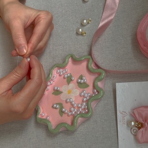 Gyöngyökből fűzött betű kulcstartó rózsaszín masnival  kézzel fűzött személyre szabható táskadísz - táska & tok - kulcstartó & táskadísz - táskadísz - Meska.hu
