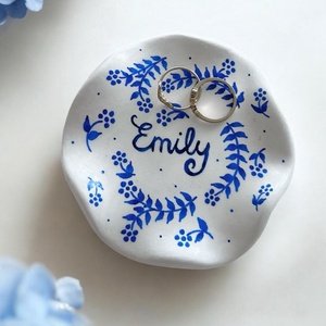 Személyre szabott kézzel festett gyűrűtartó tálka kék virágmintával, egyedi névvel, ajándék nőknek, Ékszer, Ékszertartó, Ékszertartó tál, Agyagozás, Festett tárgyak, MESKA