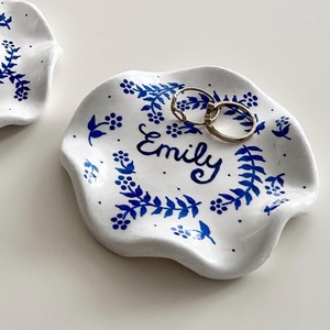 Személyre szabott kézzel festett gyűrűtartó tálka kék virágmintával, egyedi névvel, ajándék nőknek - ékszer - ékszertartó - ékszertartó tál - Meska.hu
