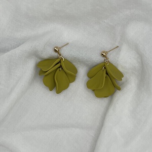 Szirmos fürtös fülbevaló, Ékszer, Fülbevaló, Lógó fülbevaló, Ékszerkészítés, Gyurma, MESKA