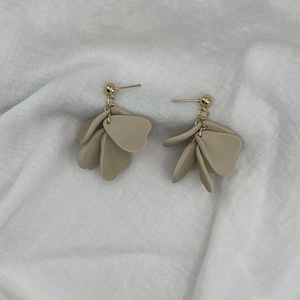 Szirmos fürtös fülbevaló - ékszer - fülbevaló - lógó fülbevaló - Meska.hu