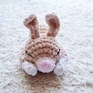 Horgolt zsenília alvó nyuszika  - játék & sport - plüssállat & játékfigura - nyuszi - Meska.hu