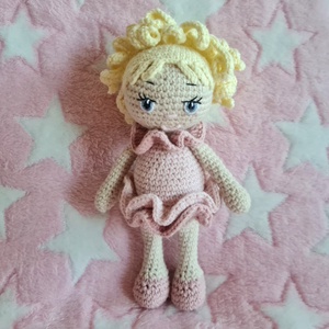 Horgolt loknis hajú kislány  - baba - mama - baba játékok - szundikendő, alvóka - Meska.hu