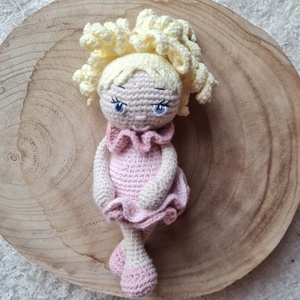 Horgolt loknis hajú kislány  - baba - mama - baba játékok - szundikendő, alvóka - Meska.hu