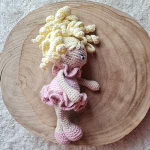 Horgolt loknis hajú kislány  - baba - mama - baba játékok - szundikendő, alvóka - Meska.hu