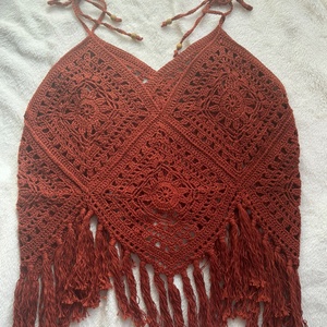 Vagány stílusú Crochet top. Rojtos díszítéssel. Csipkemintás motívumokkal készült., Ruha & Divat, Női ruha, Top, Horgolás, MESKA