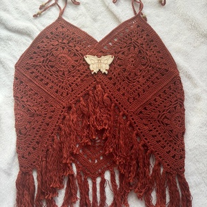 Vagány stílusú Crochet top. Rojtos díszítéssel. Csipkemintás motívumokkal készült. - ruha & divat - női ruha - top - Meska.hu
