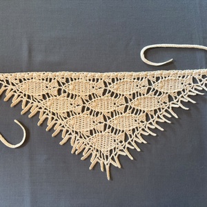 Hal mintás Crochet bandana kendő, 2 féle (türkiz,vajszínű) színben.Az ár egydarabra vonatkozik. Horgolással készült. - ruha & divat - sál, sapka, kendő - kendő - Meska.hu