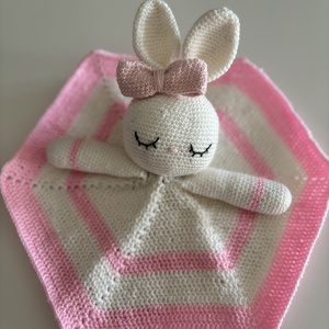 Nyuszis baba szett, babaváró ajándék (csörgő, cumilánc, nyunyóka) - játék & sport - babalátogató ajándékcsomag - Meska.hu Nyuszis baba szett, babaváró ajándék (csörgő, cumilánc, nyunyóka) - játék & sport - babalátogató ajándékcsomag - Meska.hu