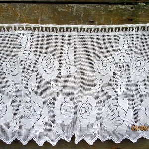 Rózsa csokor az ablakomban.-Angol vidéki stilusúHorgolt,vitrázs  fehér csipke függöny, Otthon & Életmód, Függöny és kiegészítő, Vitrázs függöny, Lakástextil, Horgolás, MESKA