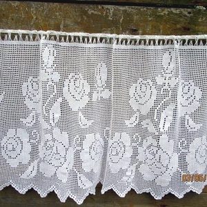 Rózsa csokor az ablakomban.-Angol vidéki stilusúHorgolt,vitrázs  fehér csipke függöny - otthon & életmód - lakástextil - függöny és kiegészítő - vitrázs függöny - Meska.hu