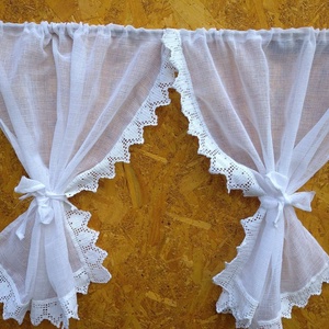 Fényszivecskék-- Hófehér,fényáteresztő  egyedi romantikus függöny,horgolt csipkés szíves mintás szegéllyel díszítve.. - otthon & életmód - lakástextil - függöny és kiegészítő - függöny - Meska.hu