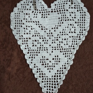 Ajándék szivek -Horgolt csipke ablakdisz szívecskék, Otthon & Életmód, Dekoráció, Fali és függő dekoráció, Függődísz, Horgolás, MESKA