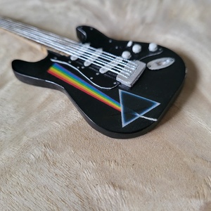 Pink Floyd interest - 'Dark Side of the Moon' 50. évfordulós mini Stratocaster  - művészet - makett, modell - Meska.hu