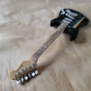 Pink Floyd interest - 'Dark Side of the Moon' 50. évfordulós mini Stratocaster  - művészet - makett, modell - Meska.hu