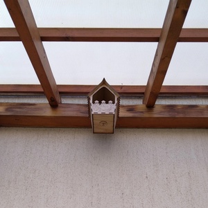 Rozsdafarkú kunyhó � Félig nyitott fa fészekodú kismadaraknak, DIY kivitel - otthon & életmód - ház & kert - madáretető & itató - Meska.hu