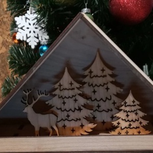 Üzenetben egyeztetett egyedi 4 -es polc 40 x 30 x 10 cm külső mérettel fotón csatolt háztetős diszlettel  - Meska.hu