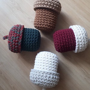 Karácsonyi horgolt makktároló csillogó szálú kupakkal - karácsony - karácsonyi lakásdekoráció - karácsonyfadíszek - Meska.hu